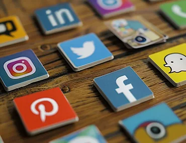 A digitális marketing / online marketing meghatározó része a szociális média, a jelentősebb ikonok láthatóak az asztalon