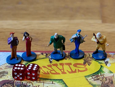 Cluedo figurák a startmezőn